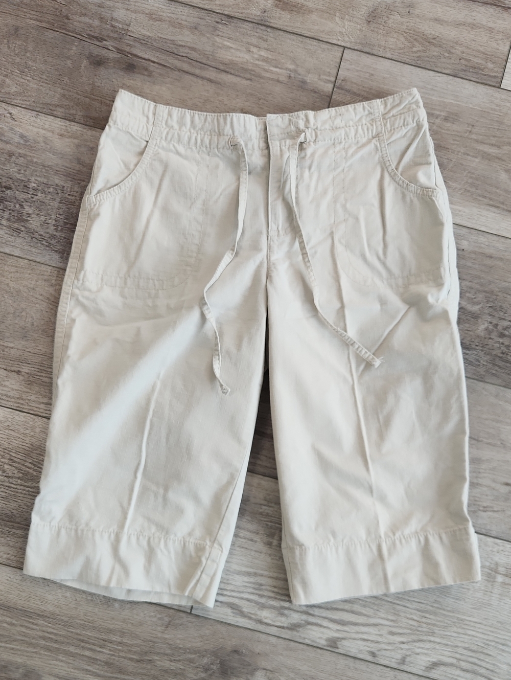 Gloria Vanderbilt Off-White Cotton Bermuda / Capri Pants